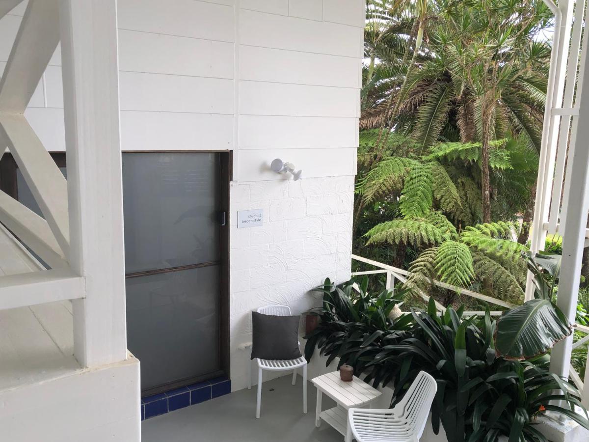 Shorebreak Studio Apartments Sapphire Beach Exterior foto